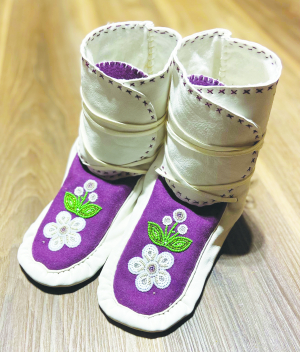 Designer’s work wows crowd at Lilac and Lace Luncheon